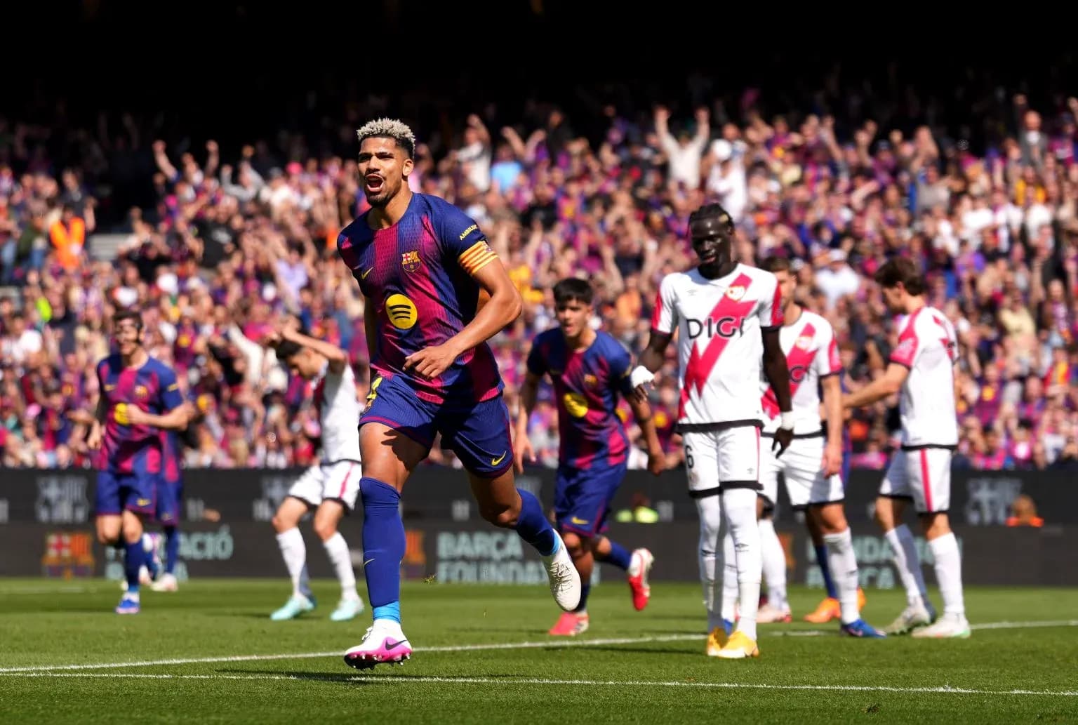 Jugador de Barcelona celebra un gol en el partido Jugador de Barcelona celebra un gol en el partido