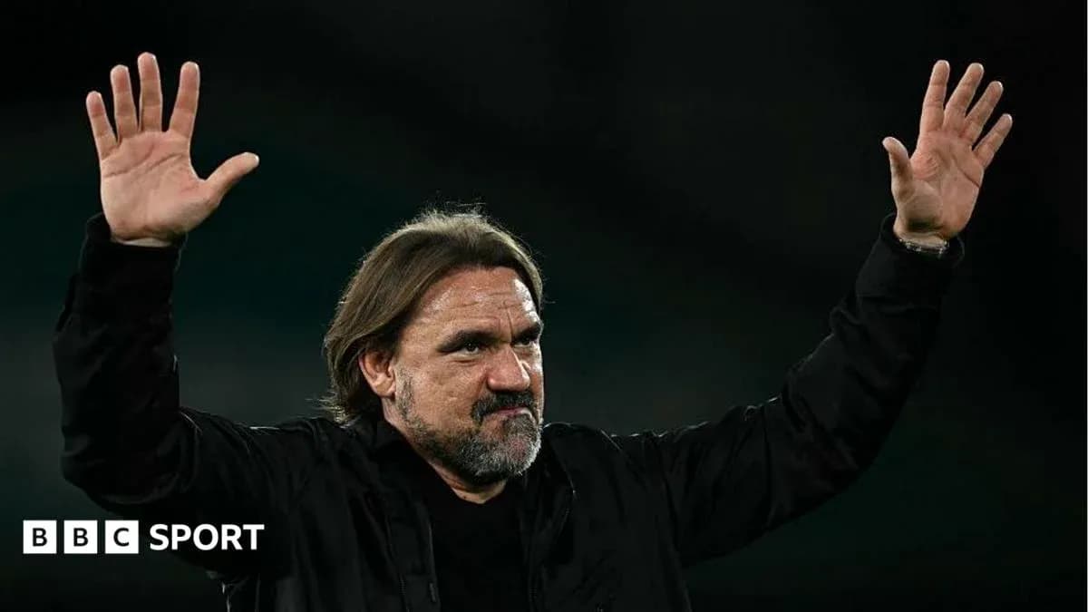 Entrenador saludando a la afición desde el campo Entrenador saludando a la afición desde el campo