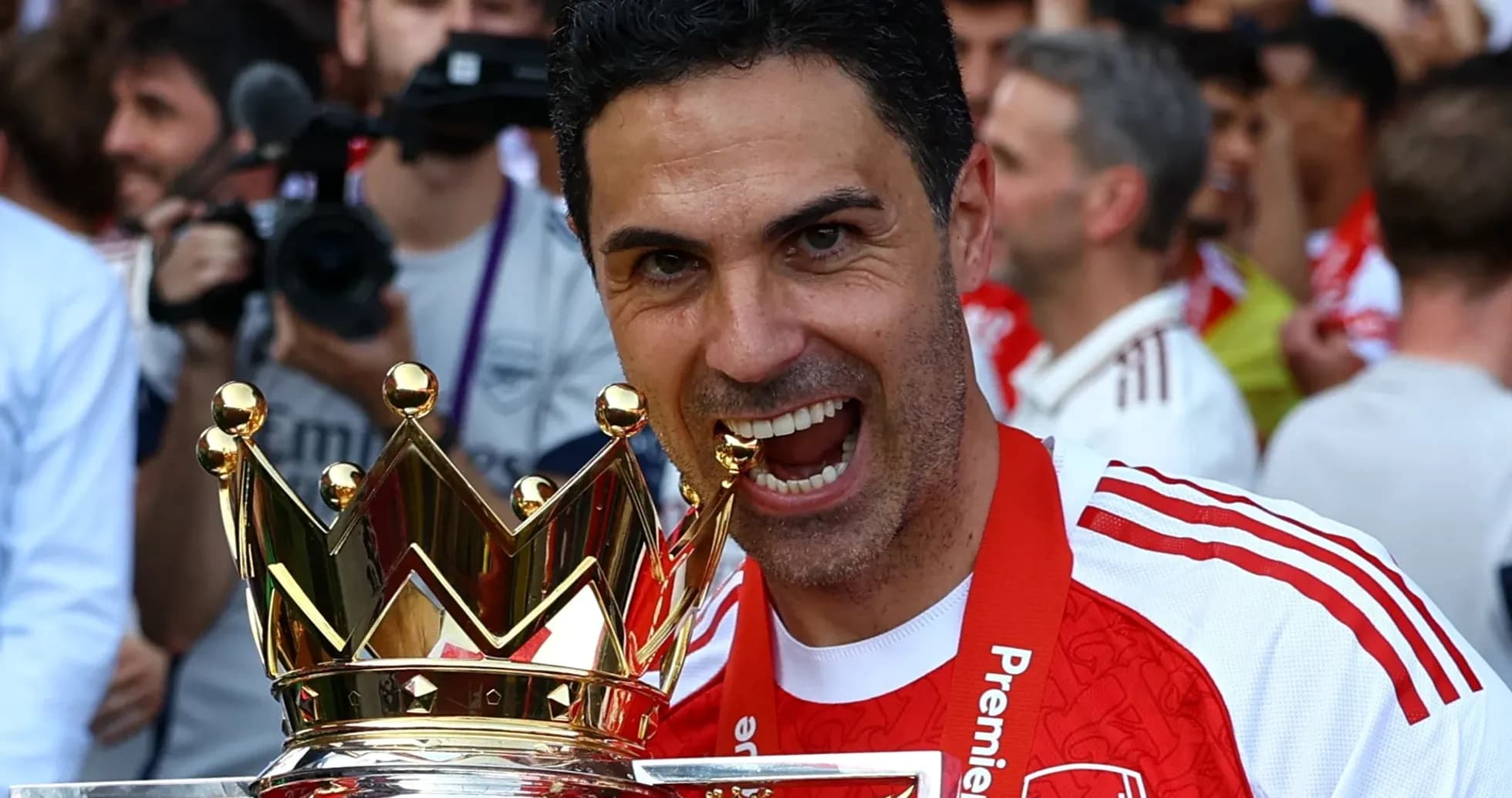 Entrenador sosteniendo trofeo de la Premier League Entrenador sosteniendo trofeo de la Premier League