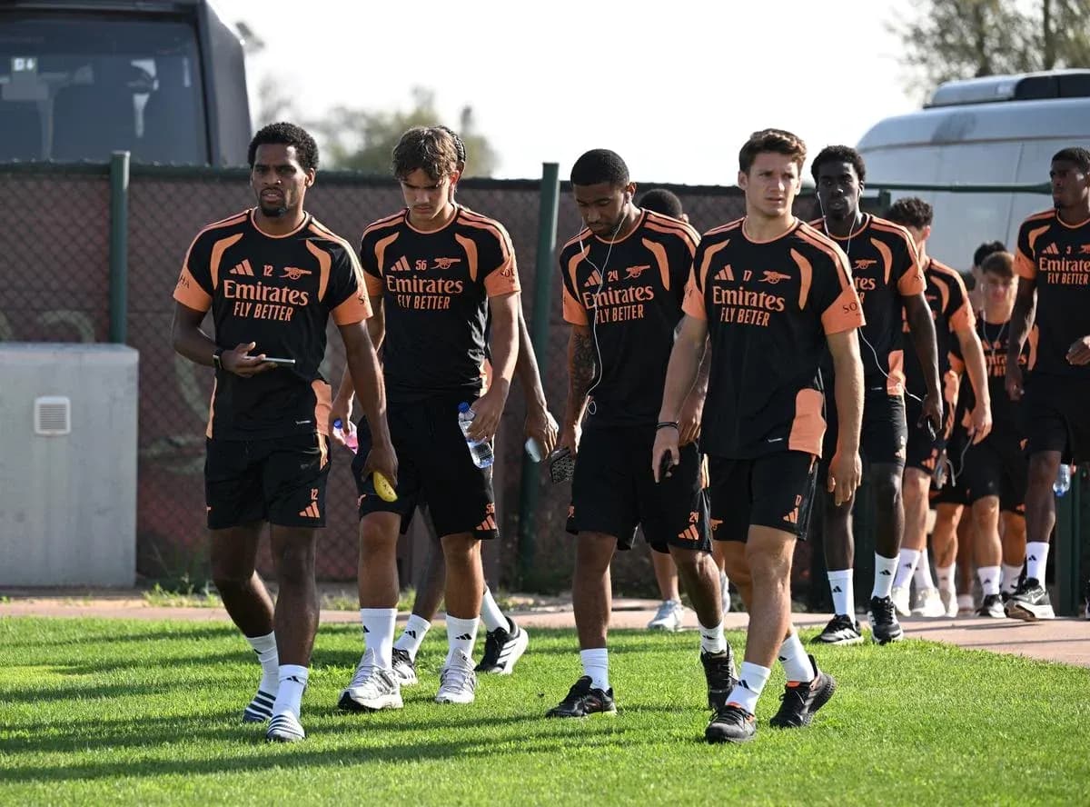 Jugadores de Arsenal llegando a la sesión de entrenamiento Jugadores de Arsenal llegando a la sesión de entrenamiento