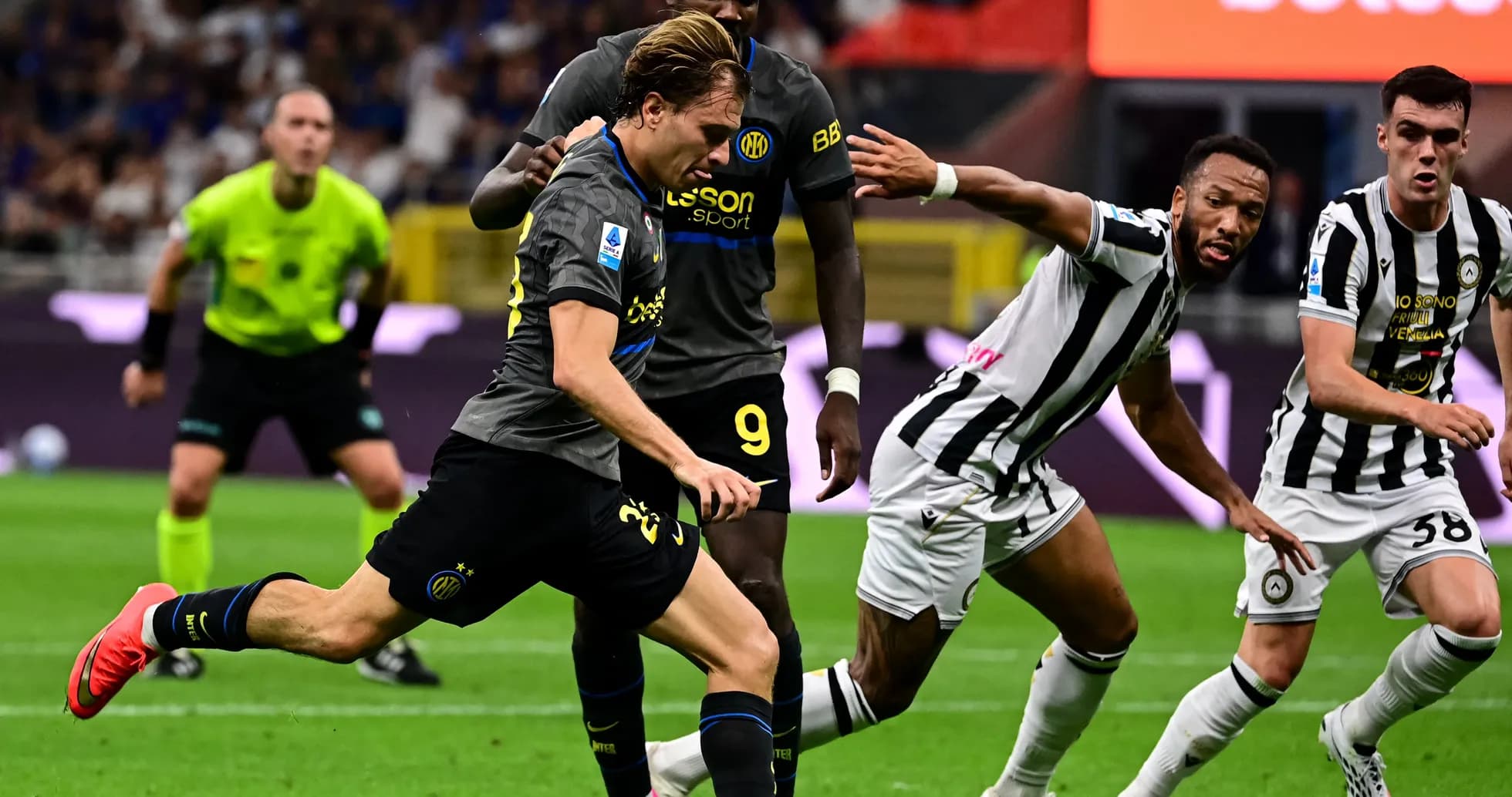 Jugador de Inter corriendo con el balón en partido Jugador de Inter corriendo con el balón en partido