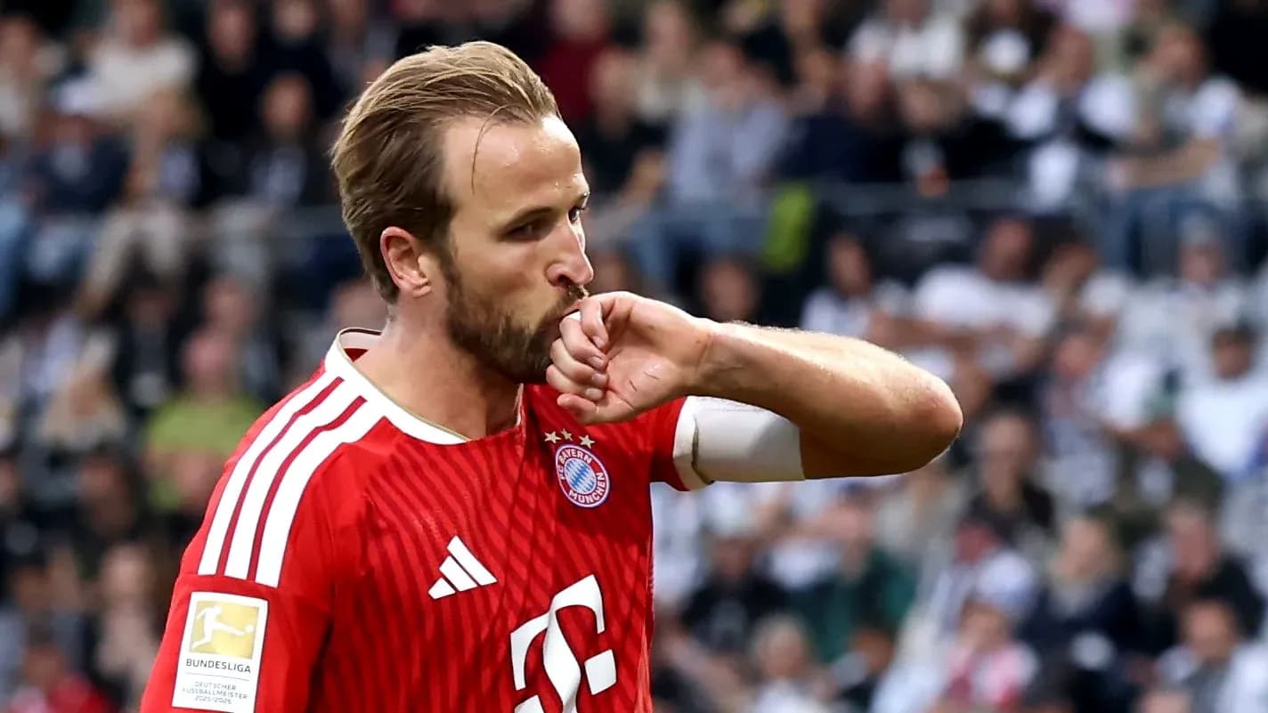 Jugador de Bayern Múnich besando su brazo durante el partido Jugador de Bayern Múnich besando su brazo durante el partido