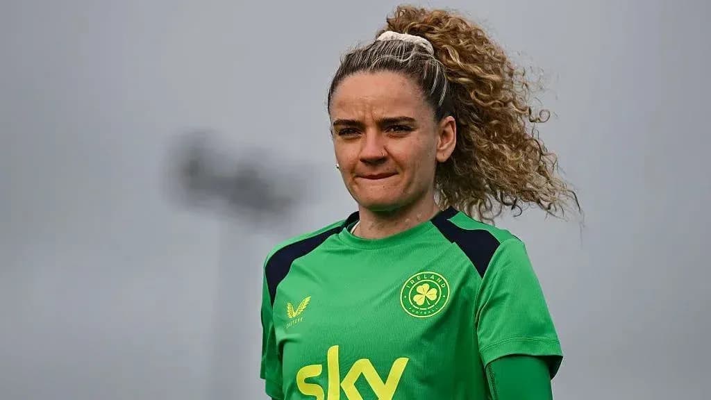 Jugadora de fútbol con camiseta verde en entrenamiento Jugadora de fútbol con camiseta verde en entrenamiento