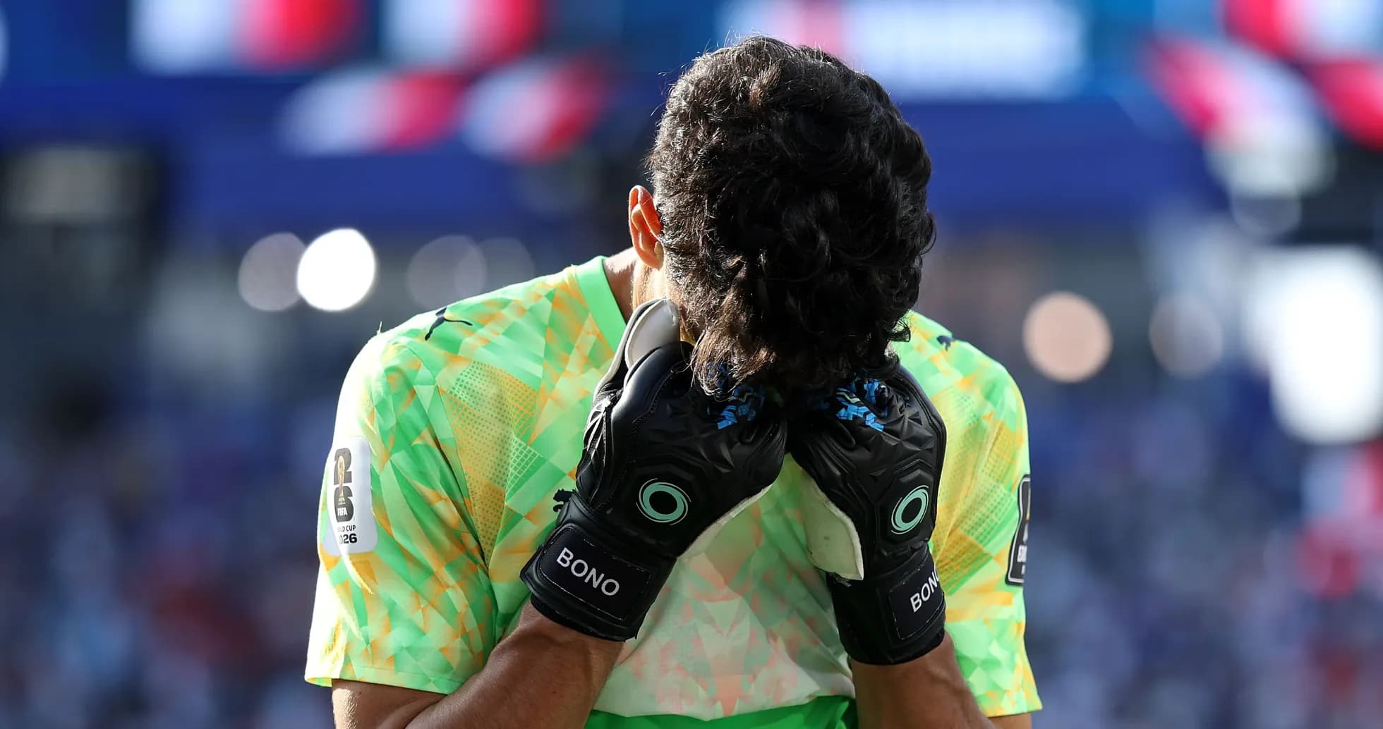 Portero cubriendo su rostro con guantes durante partido Portero cubriendo su rostro con guantes durante partido