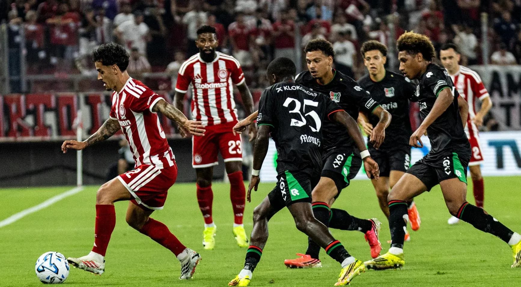 Jugadores de Olympiakos y NEC en acción Jugadores de Olympiakos y NEC en acción