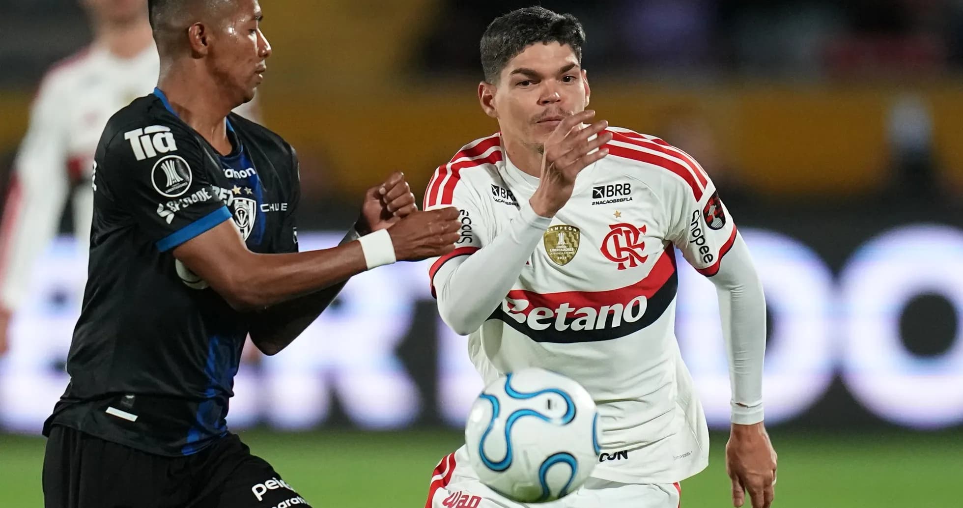 Jugador de Independiente del Valle y Flamengo en acción Jugador de Independiente del Valle y Flamengo en acción