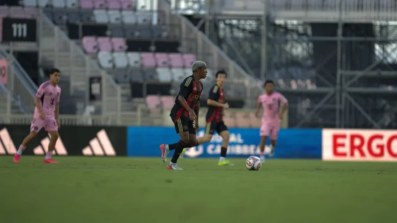 Jugador de Atlanta United FC avanzando con el balón Jugador de Atlanta United FC avanzando con el balón