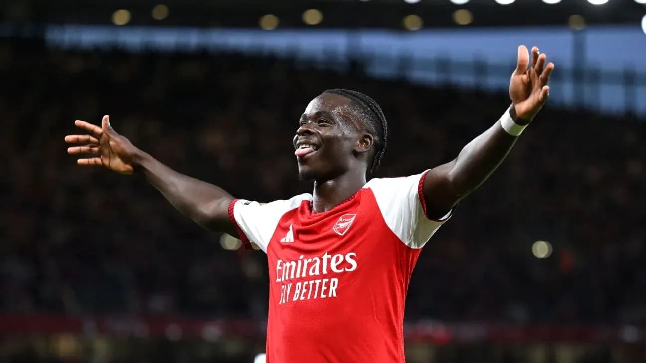 Jugador de Arsenal celebrando con los brazos extendidos Jugador de Arsenal celebrando con los brazos extendidos