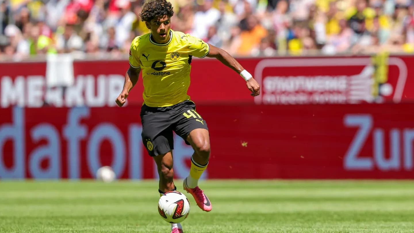 Jugador de Borussia Dortmund corriendo con el balón Jugador de Borussia Dortmund corriendo con el balón