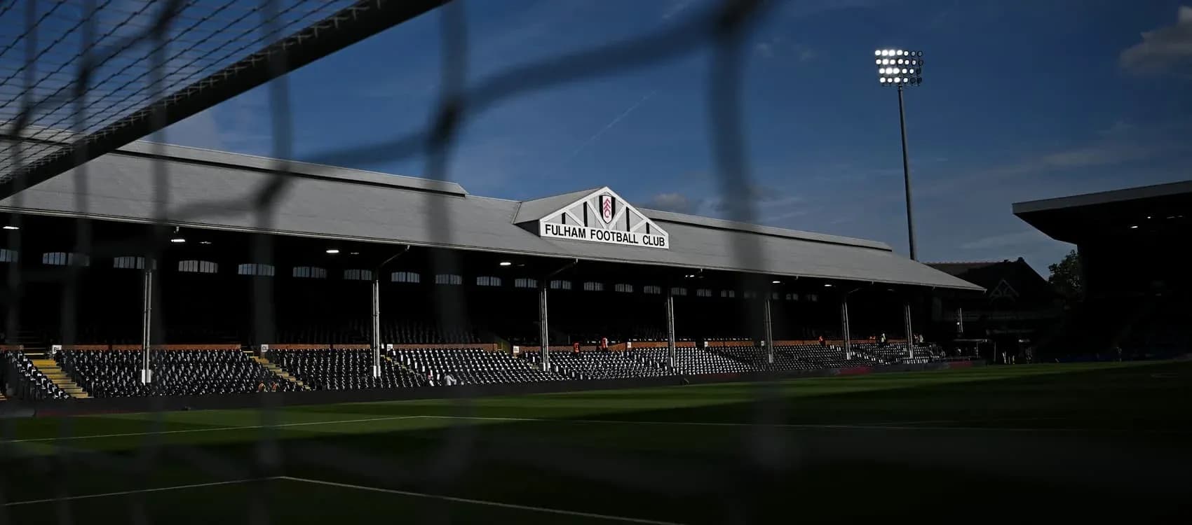 Estadio de Fulham Football Club vacío bajo luz diurna Estadio de Fulham Football Club vacío bajo luz diurna