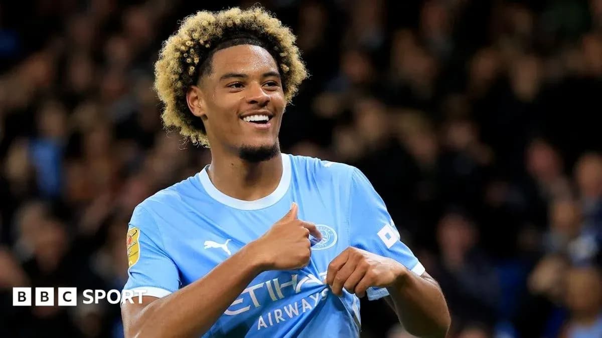 Jugador de Manchester City sonriendo y celebrando Jugador de Manchester City sonriendo y celebrando
