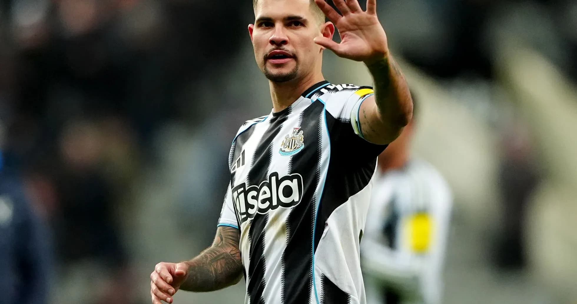 Jugador de Newcastle saludando a la afición Jugador de Newcastle saludando a la afición