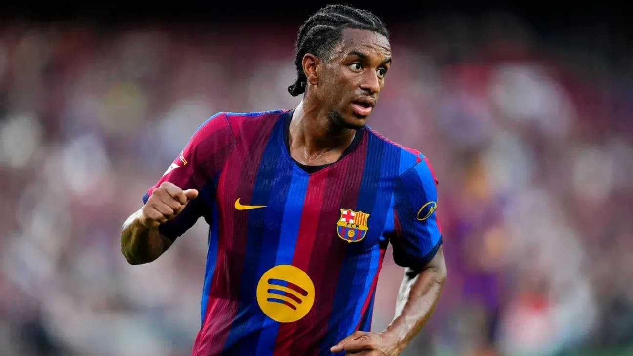 Jugador del FC Barcelona corriendo en el campo Jugador del FC Barcelona corriendo en el campo