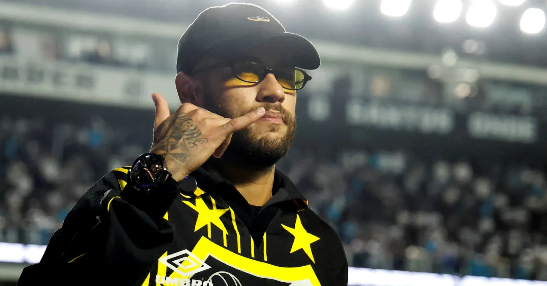 Persona haciendo un gesto con la mano en el estadio Persona haciendo un gesto con la mano en el estadio