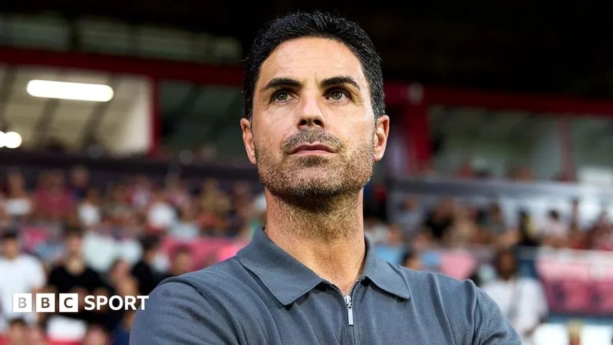 Entrenador observando el partido desde la línea de banda Entrenador observando el partido desde la línea de banda