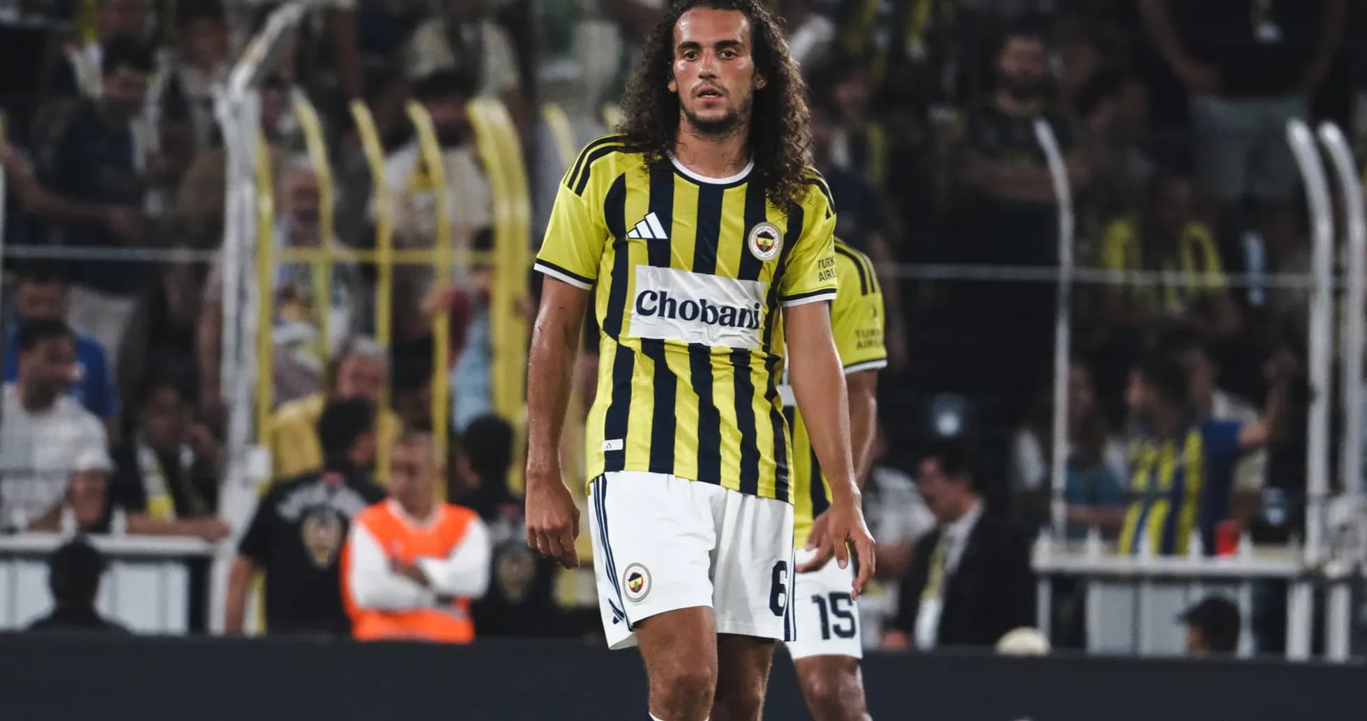Jugador de Fenerbahçe en partido de Champions Jugador de Fenerbahçe en partido de Champions
