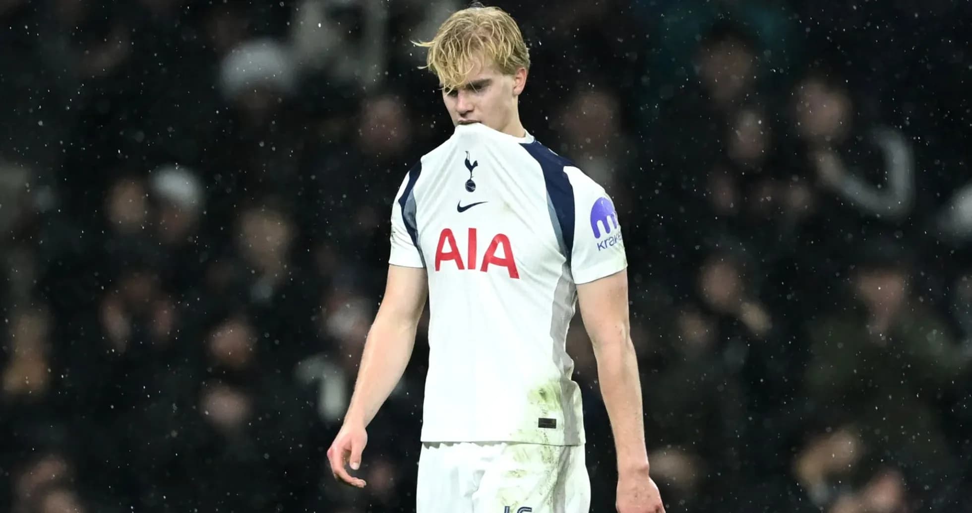 Jugador de Tottenham con camiseta arrugada en la lluvia Jugador de Tottenham con camiseta arrugada en la lluvia