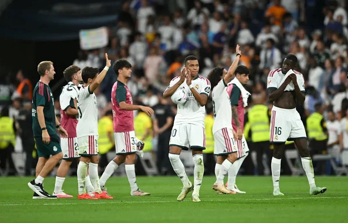 Jugadores del Real Madrid saludando a la afición Jugadores del Real Madrid saludando a la afición