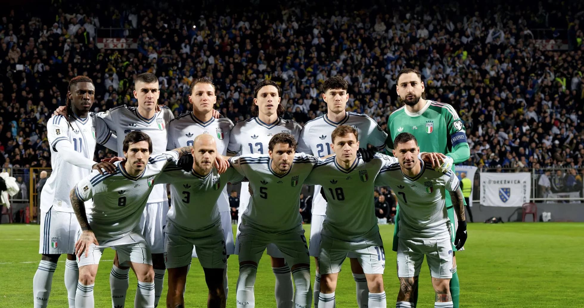 Equipo de fútbol de Italia posando en el campo Equipo de fútbol de Italia posando en el campo