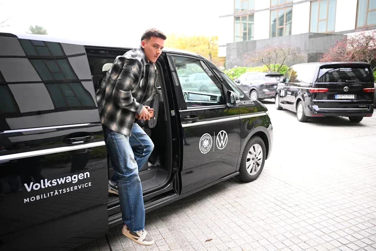 Jugador saliendo de vehículo Volkswagen en la ciudad Jugador saliendo de vehículo Volkswagen en la ciudad
