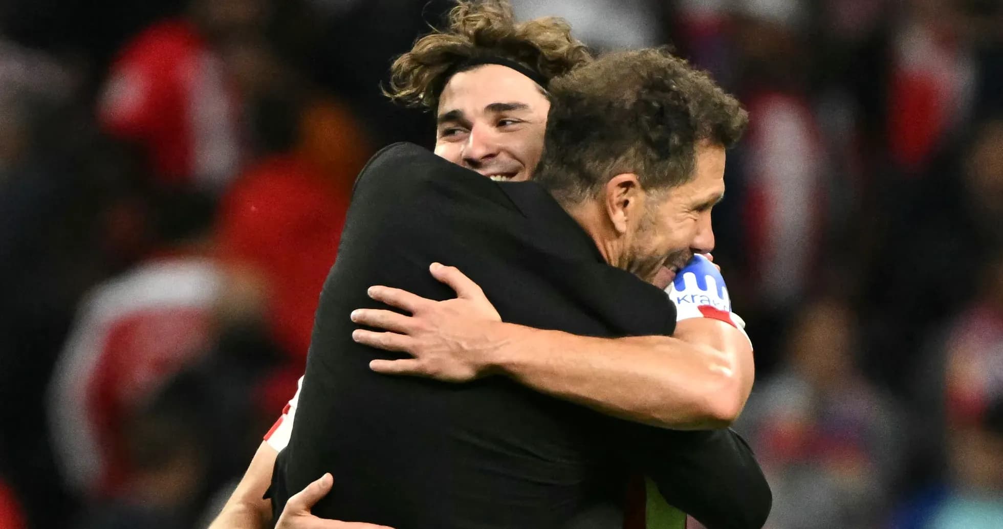 Entrenador y jugador abrazándose tras victoria Entrenador y jugador abrazándose tras victoria