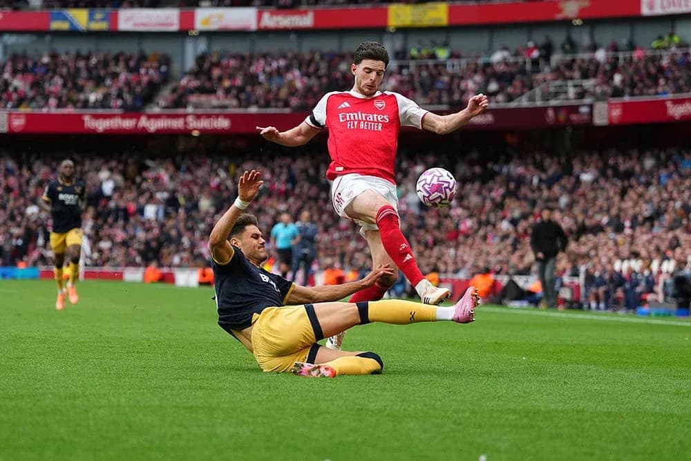 Jugador de Arsenal salta sobre oponente de West Ham Jugador de Arsenal salta sobre oponente de West Ham