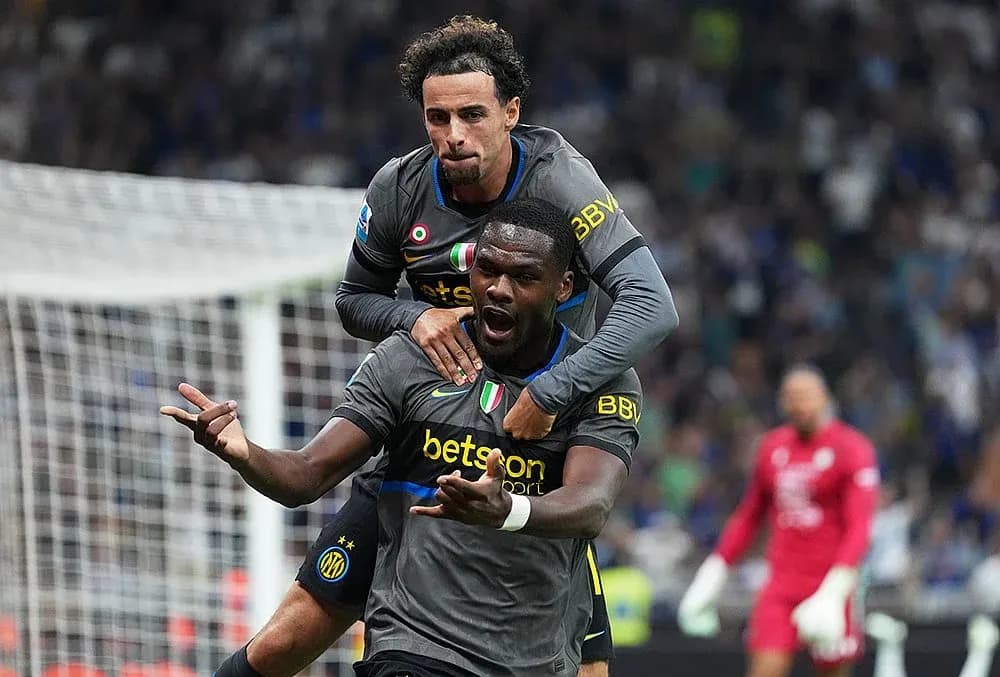 Jugadores de Inter celebrando un gol Jugadores de Inter celebrando un gol