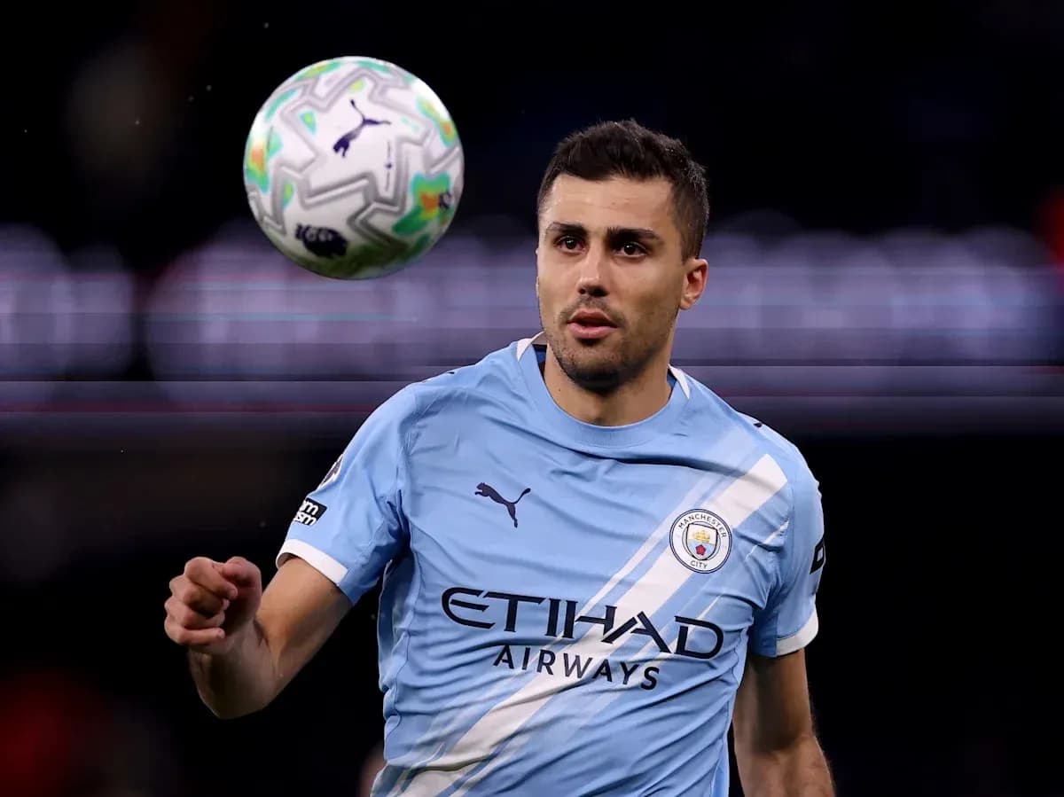 Jugador de Manchester City controla balón en el aire Jugador de Manchester City controla balón en el aire