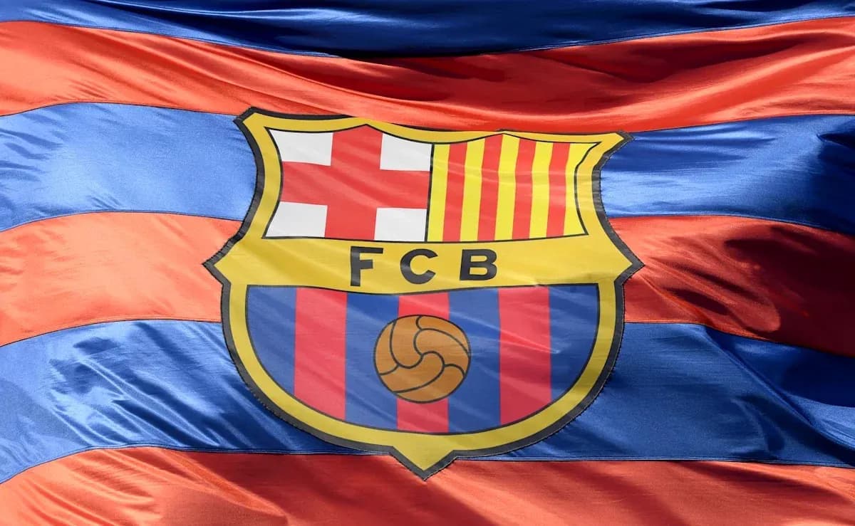 Bandera del FC Barcelona ondeando en el viento Bandera del FC Barcelona ondeando en el viento