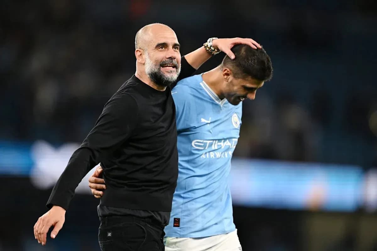 Entrenador y jugador de Manchester City celebrando juntos Entrenador y jugador de Manchester City celebrando juntos