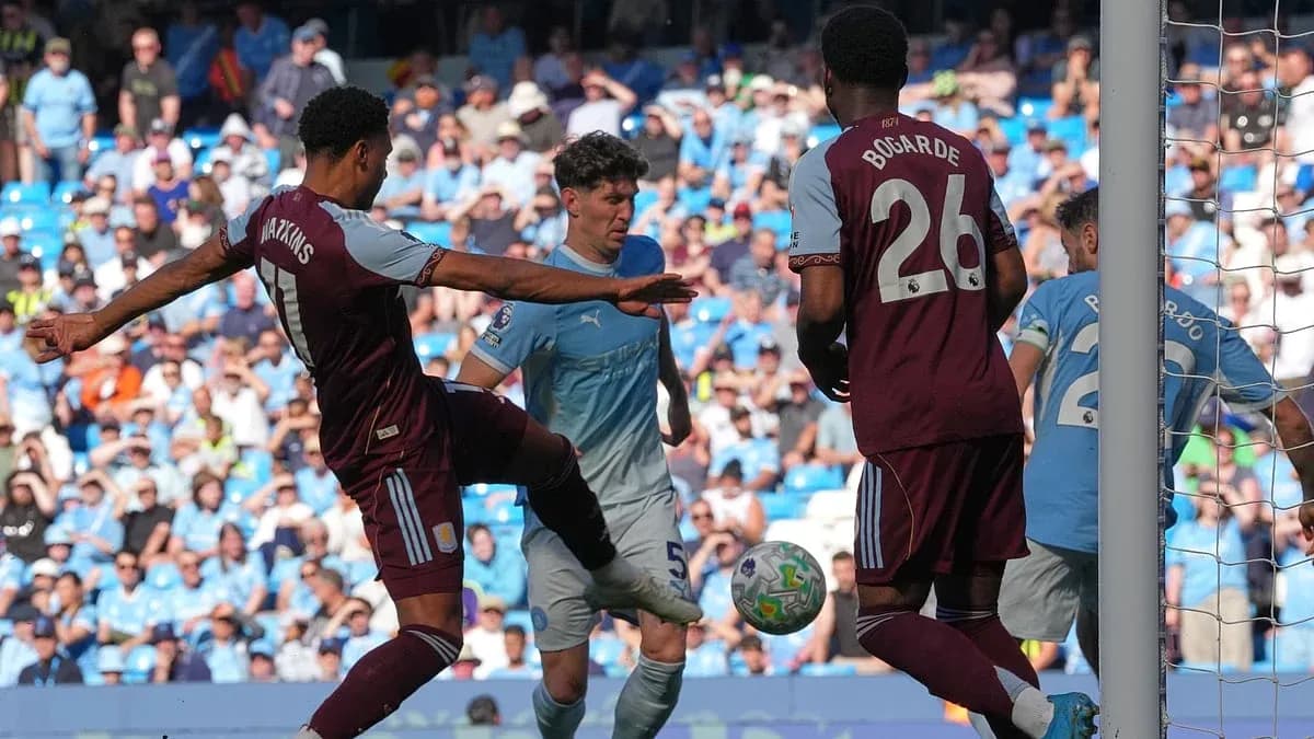 Acción durante el partido Manchester City vs Aston Villa Acción durante el partido Manchester City vs Aston Villa