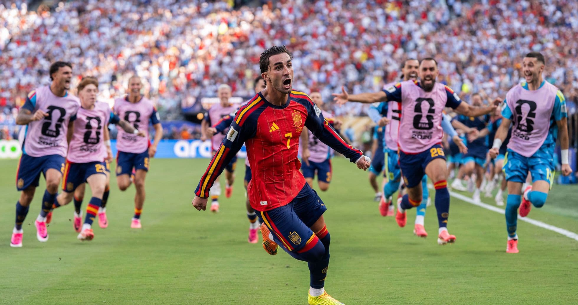 Jugador de España celebrando gol con compañeros Jugador de España celebrando gol con compañeros