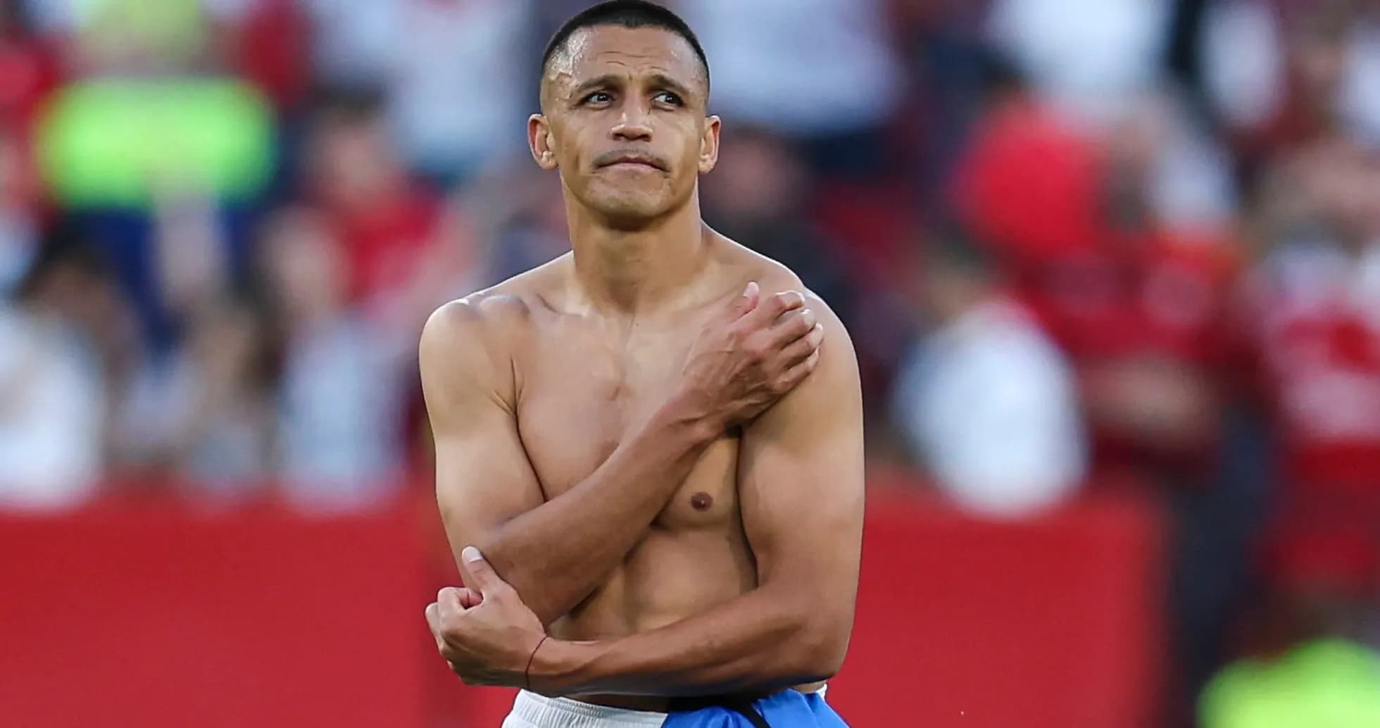 Jugador con camiseta levantada en el campo Jugador con camiseta levantada en el campo