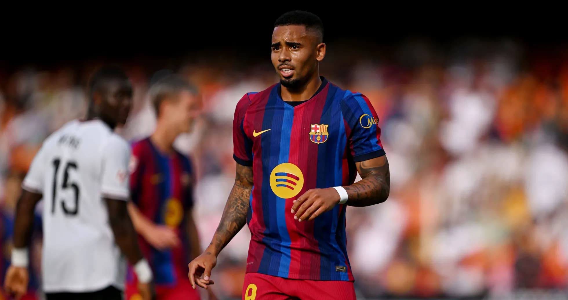 Jugador del FC Barcelona en el campo de juego Jugador del FC Barcelona en el campo de juego