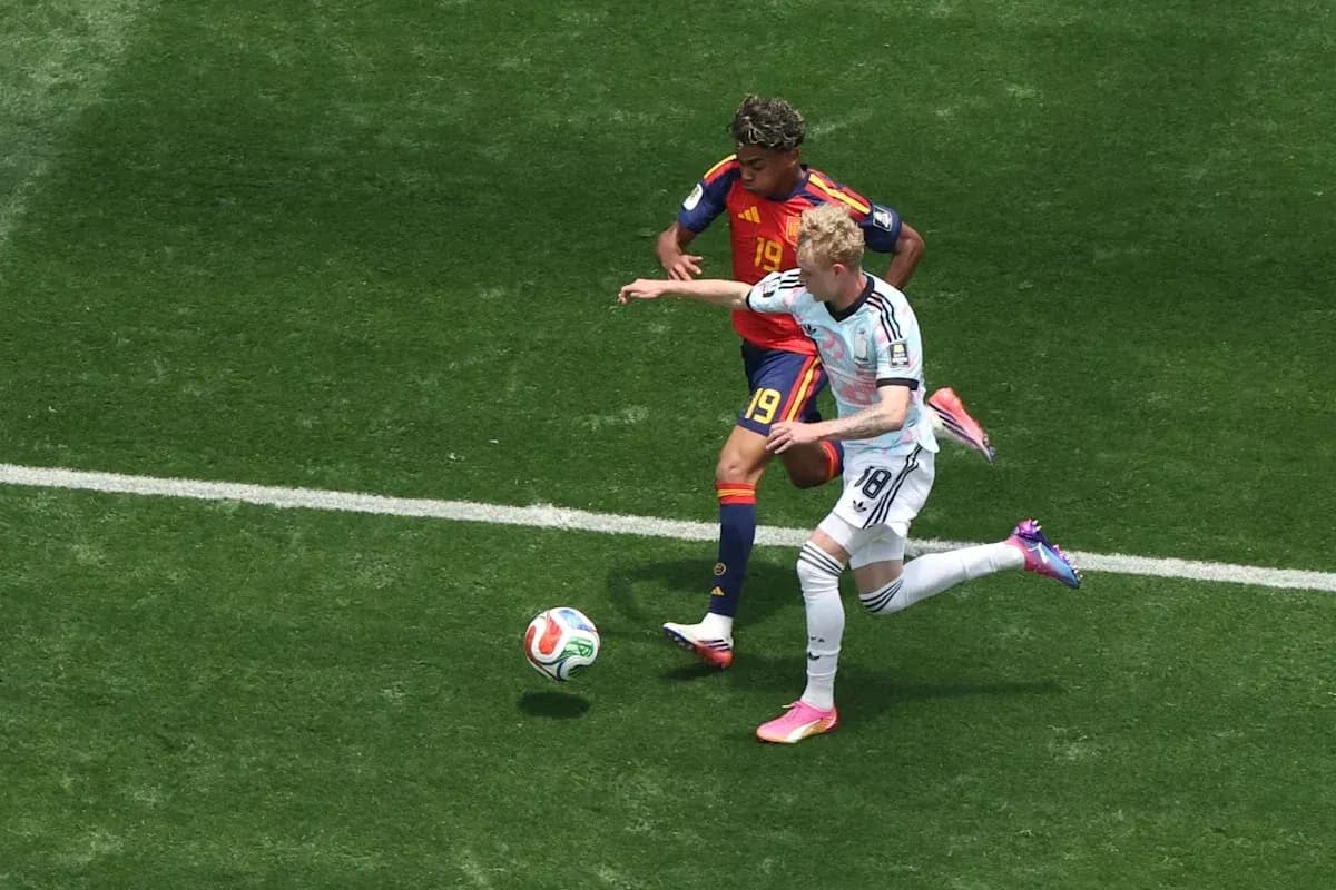 Jugador de España y Alemania luchando por el balón Jugador de España y Alemania luchando por el balón