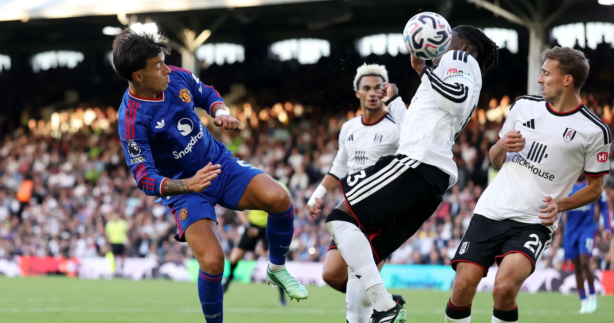 Jugador de Manchester United en acción contra Fulham Jugador de Manchester United en acción contra Fulham