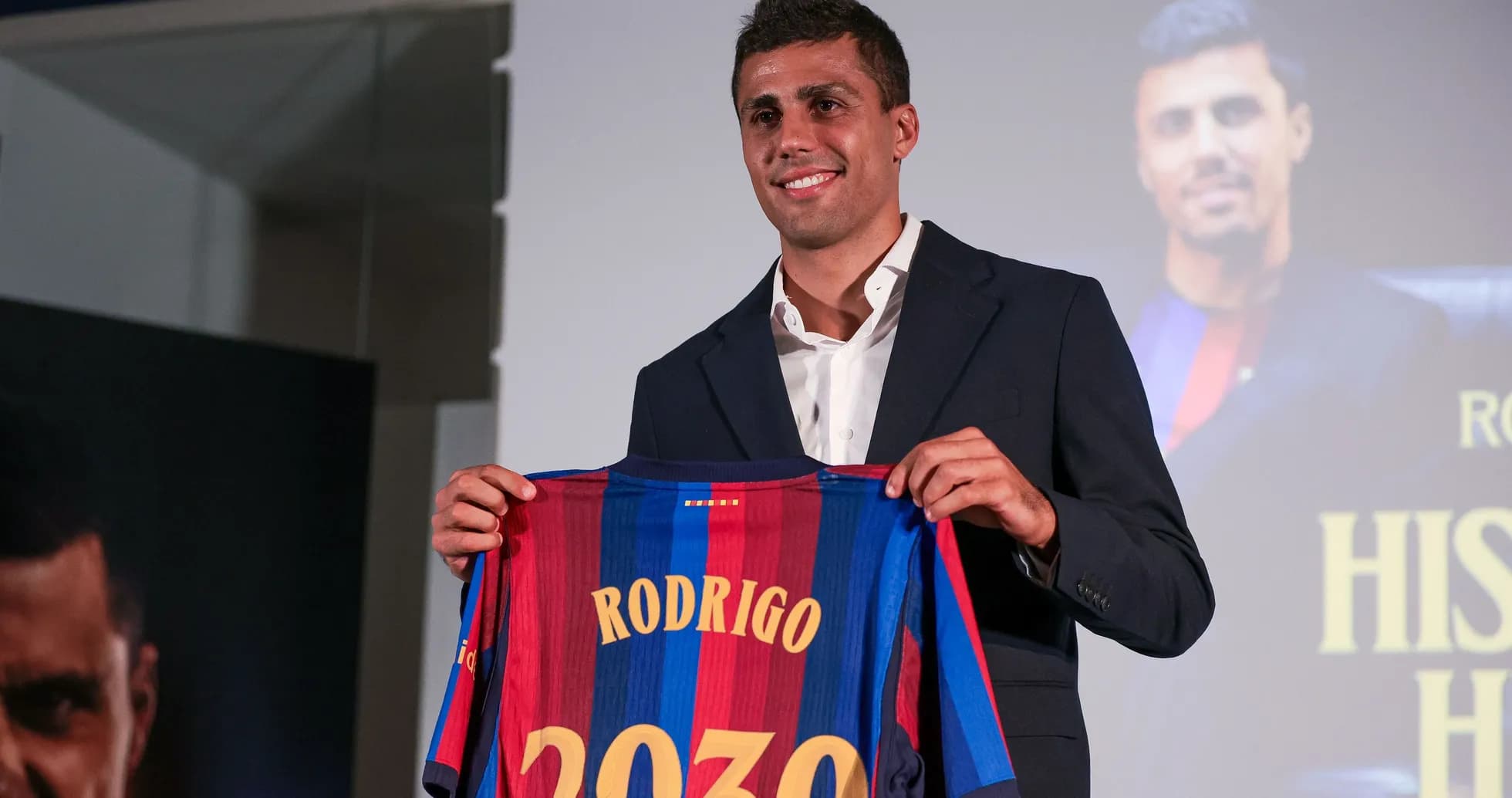 Jugador presenta camiseta del FC Barcelona con nombre Jugador presenta camiseta del FC Barcelona con nombre