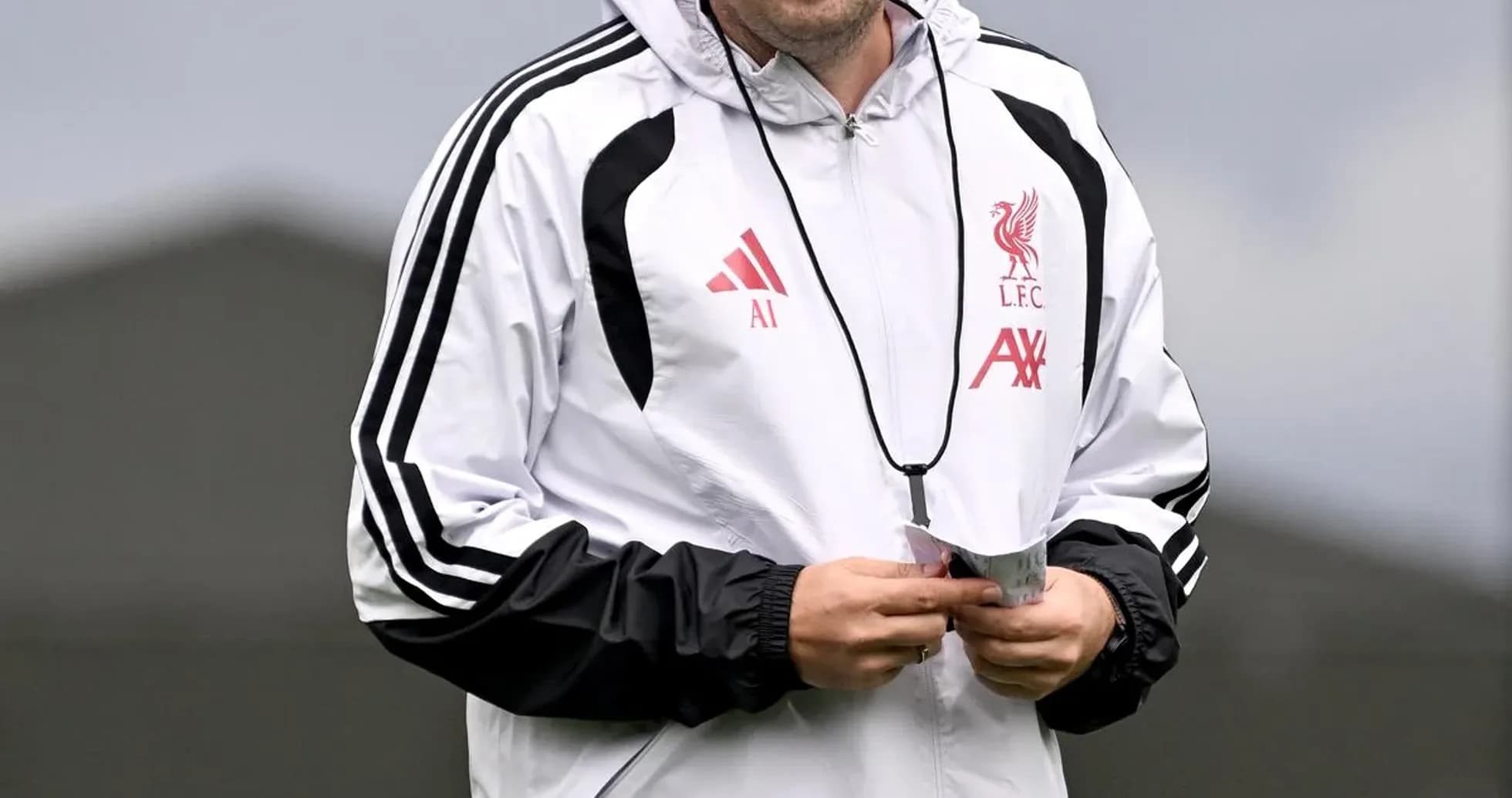 Entrenador de Liverpool sonriendo durante sesión de entrenamiento Entrenador de Liverpool sonriendo durante sesión de entrenamiento