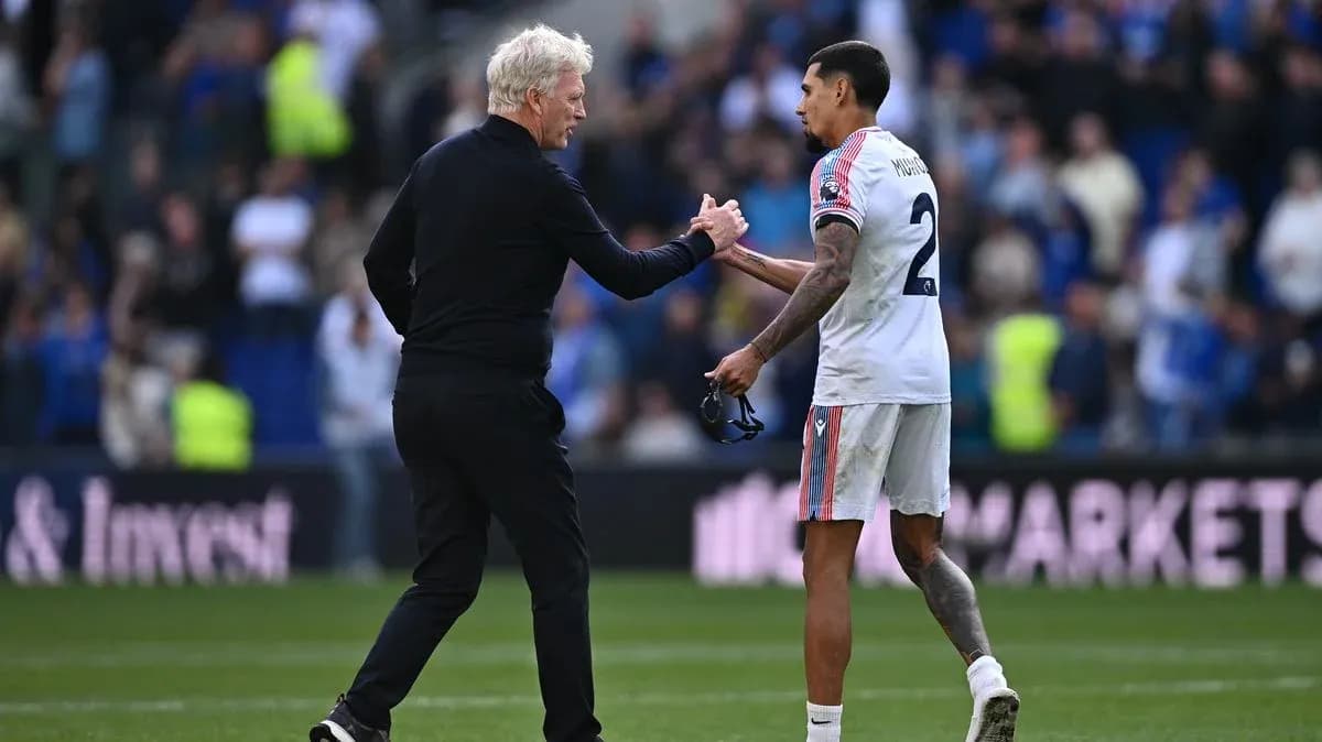 Entrenador saludando a jugador tras el partido Entrenador saludando a jugador tras el partido