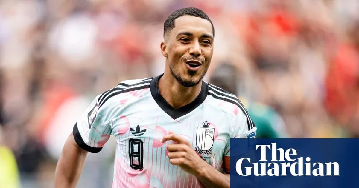 Jugador sonriendo con camiseta del equipo durante partido Jugador sonriendo con camiseta del equipo durante partido