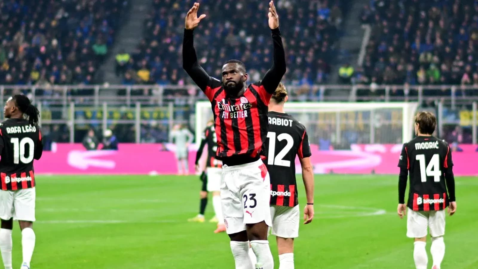 Jugadores de AC Milan celebrando en el campo Jugadores de AC Milan celebrando en el campo
