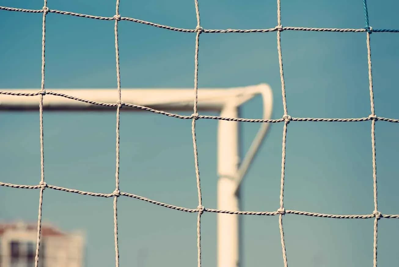 Red de una portería de fútbol contra cielo azul Red de una portería de fútbol contra cielo azul