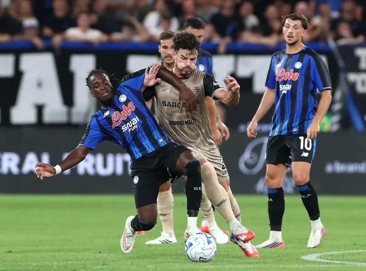 Jugadores de Atalanta y Cagliari en acción Jugadores de Atalanta y Cagliari en acción