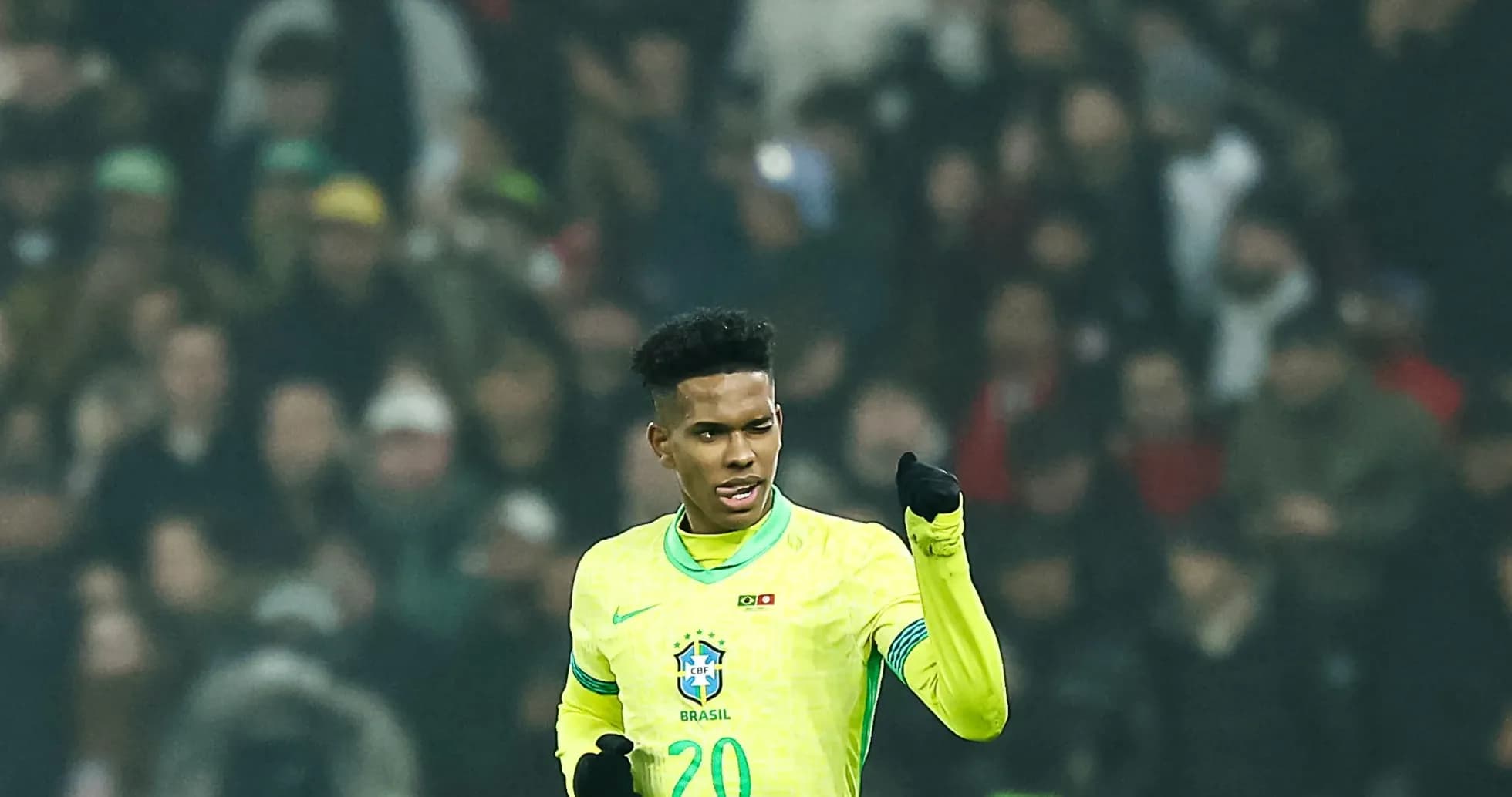 Jugador de Brasil con camiseta amarilla en acción Jugador de Brasil con camiseta amarilla en acción