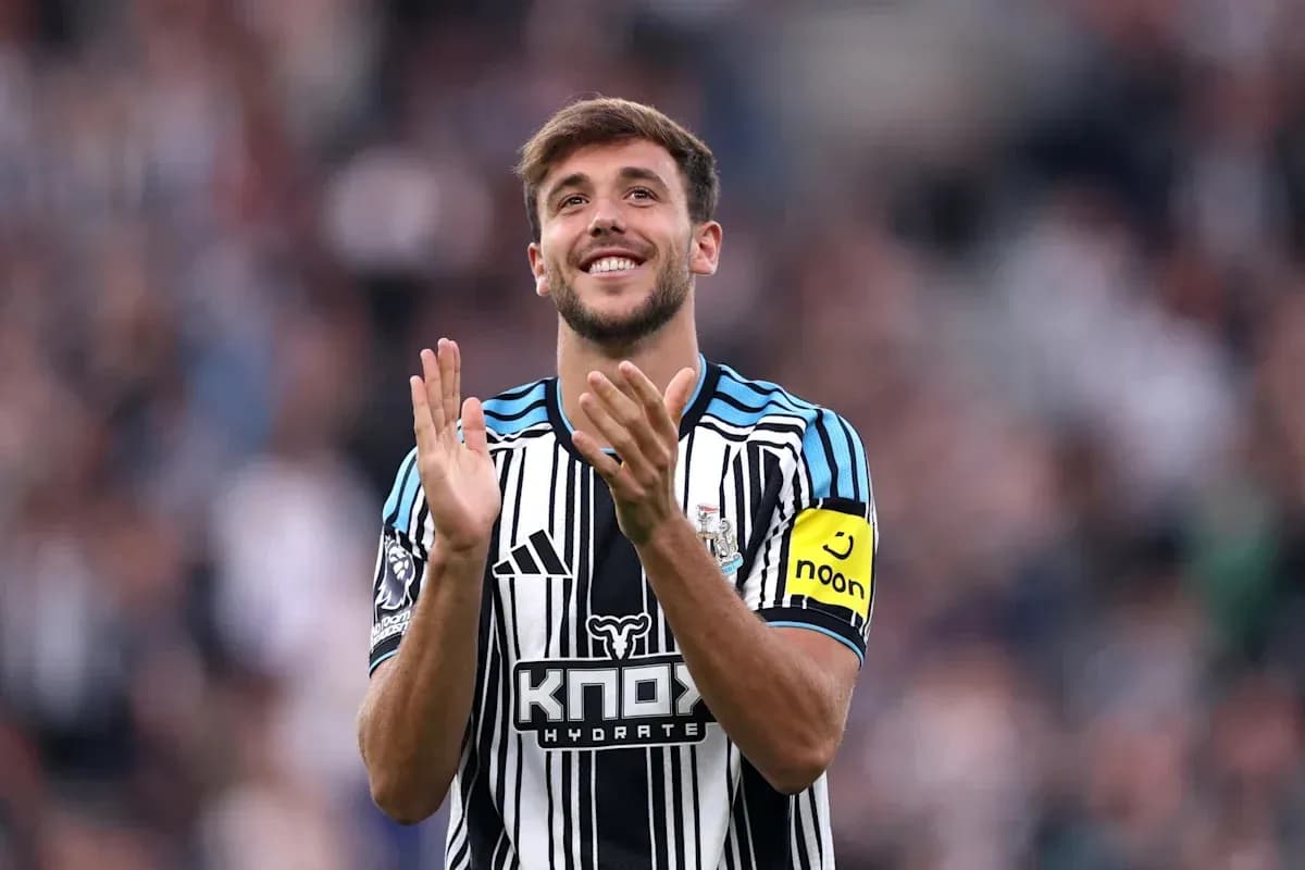 Jugador de Newcastle aplaudiendo en el campo Jugador de Newcastle aplaudiendo en el campo