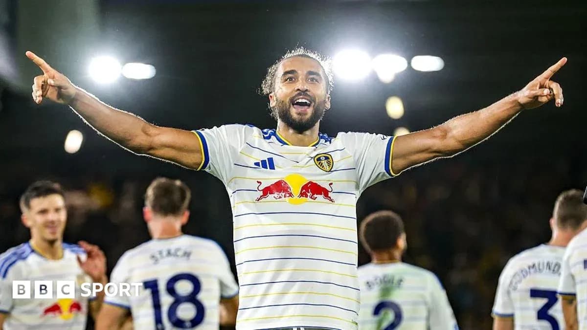 Jugador de Leeds United celebra con brazos levantados Jugador de Leeds United celebra con brazos levantados