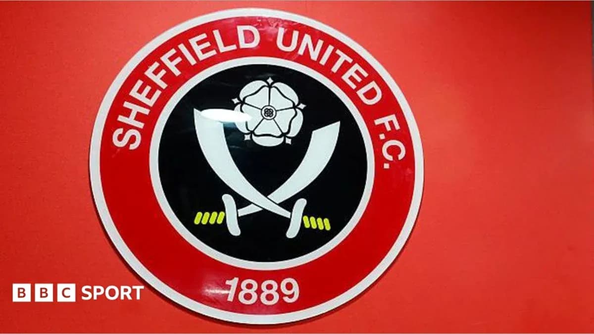Escudo de Sheffield United F.C. en pared roja Escudo de Sheffield United F.C. en pared roja