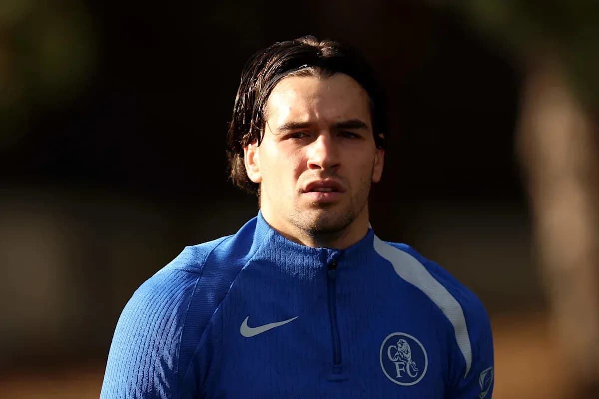 Jugador de fútbol en entrenamiento con uniforme azul Jugador de fútbol en entrenamiento con uniforme azul