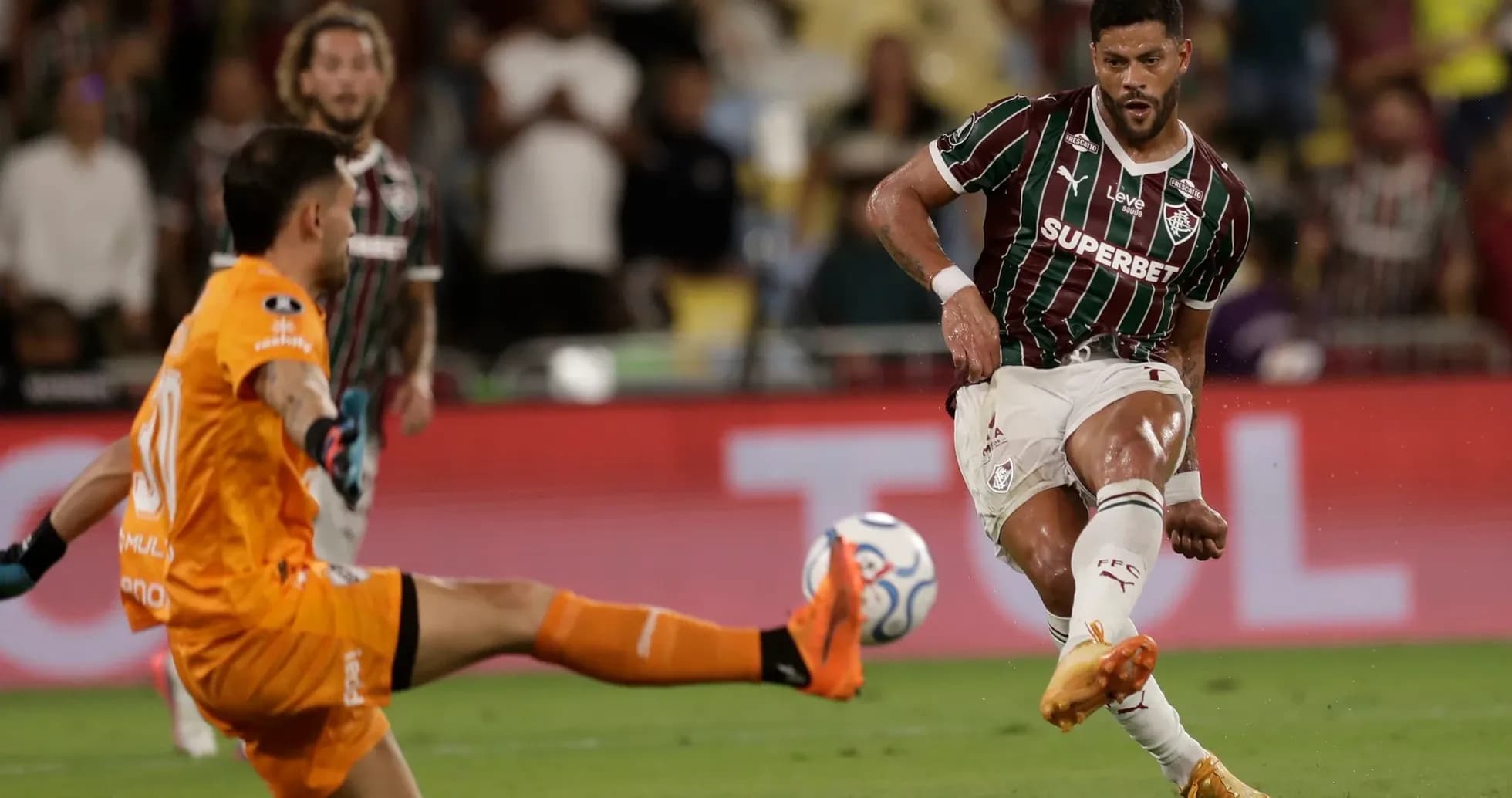 Jugador de Fluminense disparando a portería Jugador de Fluminense disparando a portería