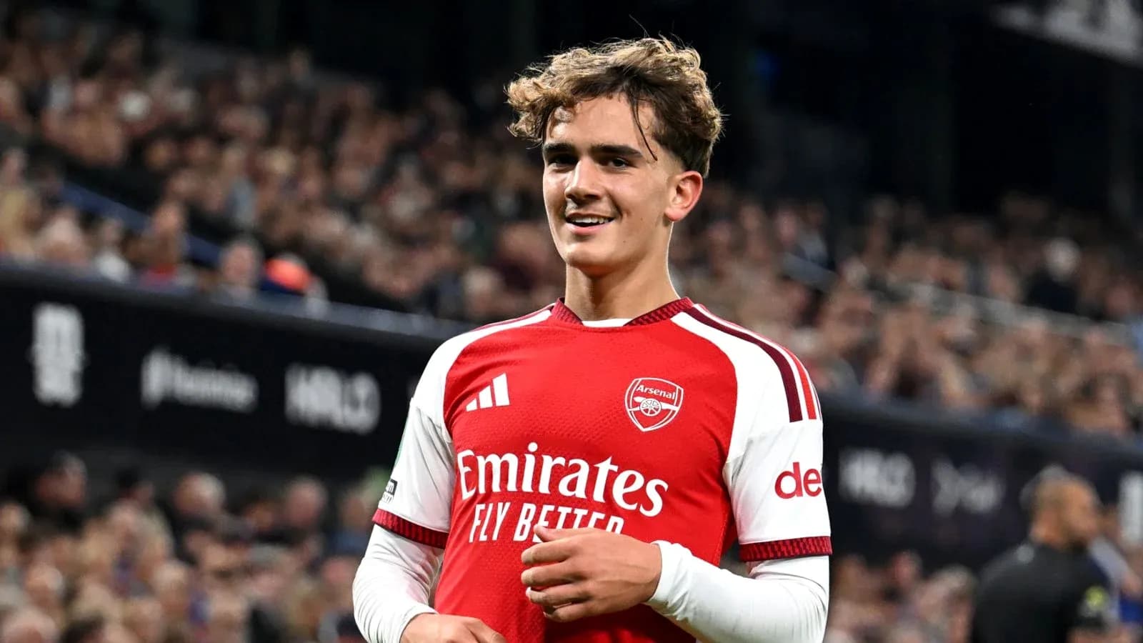 Jugador de Arsenal sonriendo en el campo de fútbol Jugador de Arsenal sonriendo en el campo de fútbol